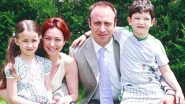 Alian, Cennet Mahallesi'nden 13 yl sonra ala kel'le "Dostlar Dura" dizisinde kamera karsna geiyor.