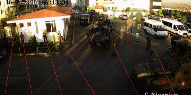 Mdahale srasnda garaj blgesinde rehin tutulan yaklak 200 civarndaki erba, er ve rtbeli personele ulald. Rehinelerin arasna darbecilerin de karmas zerine ihtiyaten btn personel polis gzetiminde l Emniyet Mdrlne sevk edildi.    Polis zel harekat ile dost unsur askerlerin darbecileri etkisiz hale getirme anlar, karargahn gvenlik kameralarna yansd.