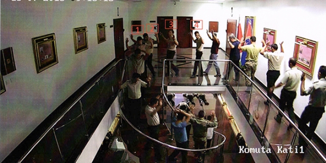 Fetullah Terr rgt'nn (FET) darbe giriimi srasnda Jandarma Genel Komutanlndaki eylemlere ilikin grlen dava dosyasna giren bilirkii raporundaki cuntaclarn polis zel harekat tarafndan teslim alnmasna ilikin fotoraflar dikkati ekti.
