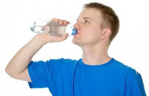 Bir hadisde ayakta su imenin zararna u ekilde iaret etmitir: ??Eer ayakta su ien kimse midesine verdii zarar bilseydi itii suyu phesiz ki geri kusard? (Abdrrezzak 10/427 hadis 19588).