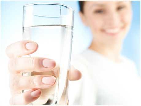 nsan midesinin ayakta ve oturur vaziyetteki pozisyonu farkldr. Ayakta duran bir insan eer sv gda ierse dorudan doruya onikiparmak barsana geer. Midenin kk eriliine uyan ksmnda Waldeyerin mide caddesi denen bir oluk bulunur.