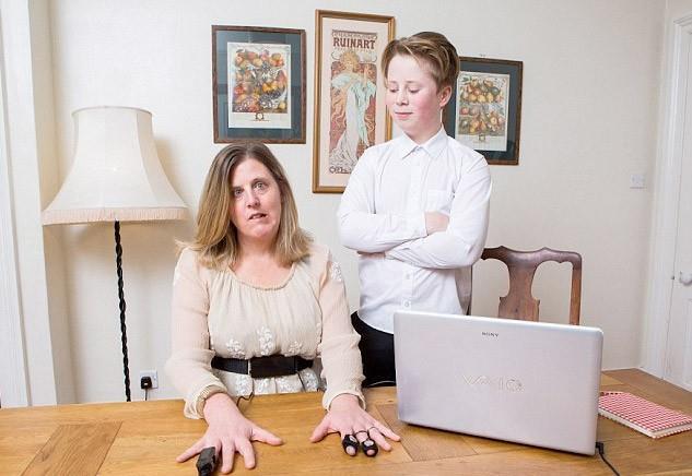 GZ ZGLERNE DKKAT EDN -Doru konuan bir kiinin glerken gz izgilerinin de hareket etmesi gerekiyor. Eer hareket etmiyorsa yalan konuuyor demektir.