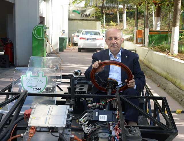 ELEKTRKL, AKILLI, HABERLEEN, EVREC ARA TEKNOLOJS<p>      Yerli otomobil projesinin baarl olmasnn elektrikli ara retiminden getiini dnen isimlerden biri de Okan niversitesi Mhendislik Fakltesi Dekan Prof. Dr. Semih Bilgen. Gnmz dnyasnda iten yanmal motorlar konusunda yarn oktan bittiini syleyen Bilgen bu konudaki grn, " Hatta elektrikli ara yarnda da ok fazla yol alnd. Bugn Trkiye'nin yapmas gereken ey, elektrikli, akll, haberleen, evreci ara teknolojisidir. Otonom, srcsz aralara doru dnya teknolojisi gidiyor. 2050 ylnda ok byk oranda srcsz aralar sayesinde kaza risklerinin ok azaltlmas, evre kirliliinin ok byk oranda ortadan kaldrlmas hedefleniyor. Trkiye yara girecekse, akll evreci haberleen elektrikli aralar alannda girmelidir,. O zaman ans da vardr. nk Trkiye'de bu birikimin balangc var. Trkiye bu admlar atm durumda. O yolda girerse bu yara ans olabilir" diye ifade etti.