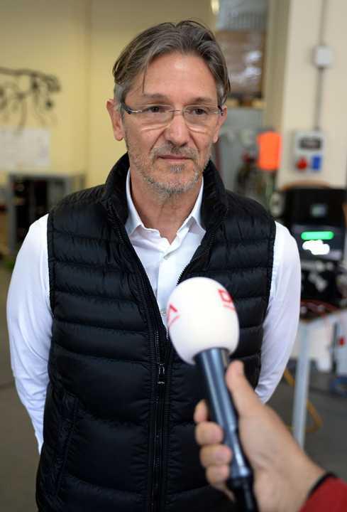 OTONOMDA TRAFE IKMAYA ZAMAN VAR<p>      Otonom sistemini lazerle yolu tarayan ve herhangi bir eye arpmamak suretiyle hareket eden bilgisayarl direksiyon ve pedal sistemi kontrol olarak tarif eden Prof. Dr. Ahmet Nejat Erverdi tek eksiklerini de, henz otonom aralarn trafie karacak duruma gelmediklerini syleyerek, " Saa dn, sola dn, krmz k vesaire onlar retmeye alyoruz. Daha nemlisi baka aralarla ba etmesini henz retemedik" diye anlatt.