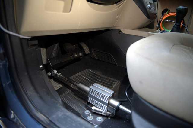 T REKTR: BTN AKSAMLARI RETME MKANIMIZ VAR<p>      DMA firmasyla elektrikli aralar konusunda AR-GE almalarn T Maslak Kamps iinde 5 yldr srdrdklerini syleyen T Rektr Mehmet Karaca da ayn fikirde. Karaca, elektrikli ara projesinin zel sektrle niversitenin bulumasna gzel bir rnek olduunu syleyerek, "Sadece kaporta problemi var. Kaporta yerli tasarmclarla yaplrsa, i aksam tamamen burada retebiliyoruz. Yazlmdan dier btn aksamlara kadar burada retme imkanmz var" diye konutu.