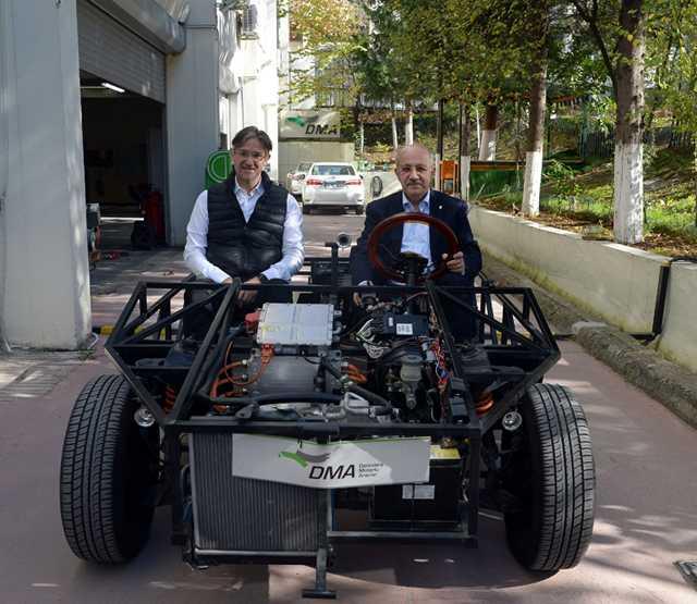 YZDE YZ YERL ELEKTRKL ARAZ ARACI<p>      4x4 elektrikli yerli arazi arac retmeyi baaran nder Yol ve ekibi , yaklak 4 aylk bir testten sonra bu arac seri retime hazr hale getireceklerini belirtiyor. Bir otomobilde kullanlan 40 deiik bordu da kendilerinin dizayn ettiini syleyen Yol, " Bunlar yapabilmek iin her trl fonksiyonu ok iyi bilmeniz lazm. Her bataryann iindeki her an, saniyeyi, voltaj, amberi, direnci kontrol ettiimiz iin, olabilecek problemleri nceden grp ona gre nlem alabiliyoruz" diyerek geldikleri teknolojik noktaya iaret etti.