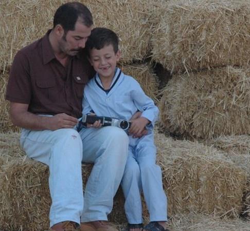 aan Irmak'n ynetmenliini yapt ve sinemada vizyona girdii andan itibaren herkes tarafndan beenilen Babam ve Olum filminin Deniz'i Ege Tanman izleyen herkesi alatmt.
