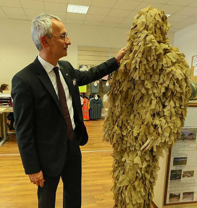 Bu i iin ayr bir yatrm yaparak Torbal OSB'de NATO'nun gvenlik standartlarn karlayan bir tesisi tamamladk. Bu sene yaptmz retimde TSK'ya birka yz bin metrekarelik alan rtecek byklkte multispektral gizleme a verdik. nmzdeki dnemde ylda 1 milyon metrekarelik gizleme a retim kapasitesine ulaacaz."