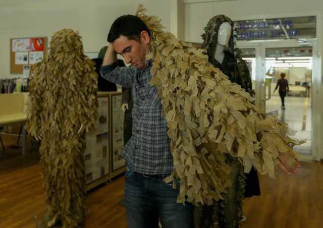 "Trk ordusunun ilk kez bu kapsamda gizleme zellii olan bir rn kullanmas bize gurur veriyor nk daha nce kullanlan rnler sadece grsel kamuflaja ynelikti" diyen nltrk, bu kuman, zerine rtld maddeleri ok geni bir frekanstaki radar sinyallerinden sakladn anlatt.