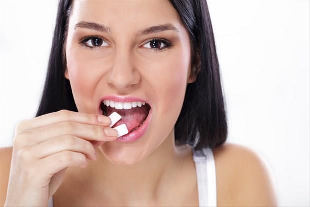 Sakz iindeki pek ok madde sindirilemese de, sakz midenizde sonsuza kadar kalmaz. Sindirim sistemi organik ve gl bir makinedir ve ne kadar yapkan olsa da sindirilebilir.