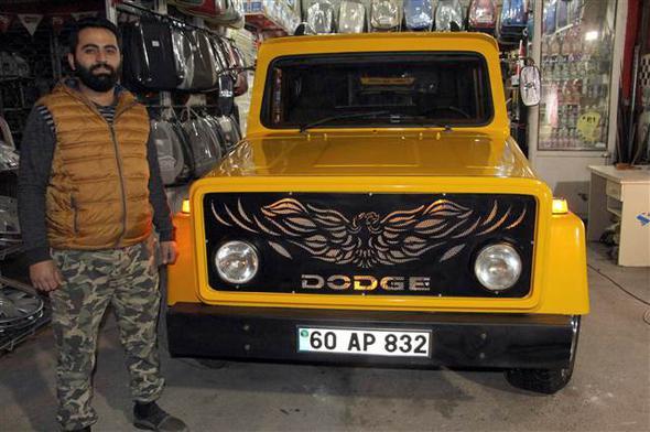 "Piyasadan ekilmi,terk edilen, evrak olan aralar alp bu hale getiriyorum. ocukluktan gelen bir heves bende.u andaki 74 model aracmz 3 bin liraya aldk. Boya, kaporta ilemleri hari dier tm ilemlerini biz yaptk.Motorundan anzmanna, demlerine, btn dizaynlarn yaptk. Kendi izim ve projelerimizle arac bu hale getirdik.&#8221;