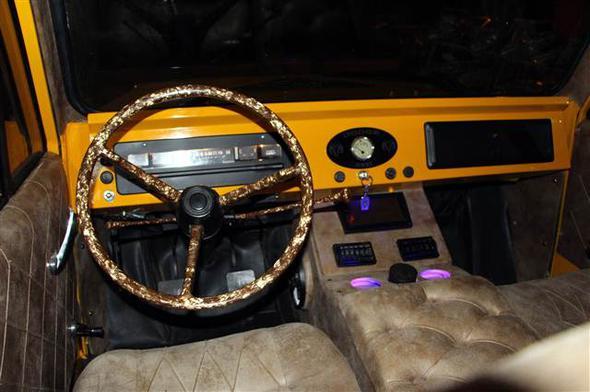 Modifiye ettii aralarn modellerinin eski olmas nedeniyle yedek para bulamadklarn kaydeden zcan, yle konutu: &#8221;Olmayan paralarn,kendimiz yapyoruz. Yapamyorsak dier aralarn uygun paralarn kullanyoruz. Bu aracn n panjurunu kendimiz izdik. CNC kesimle byle bir grn kazandrdk.10 yl ierisinde 30&#8217;a yakn bu tip aralar yeniledim. Bu aralarn iinde 4x4 cipler de vard.75 modelinden 62 modeline, potansiyel gren tm aralara yenileme yapyoruz.&#8221;