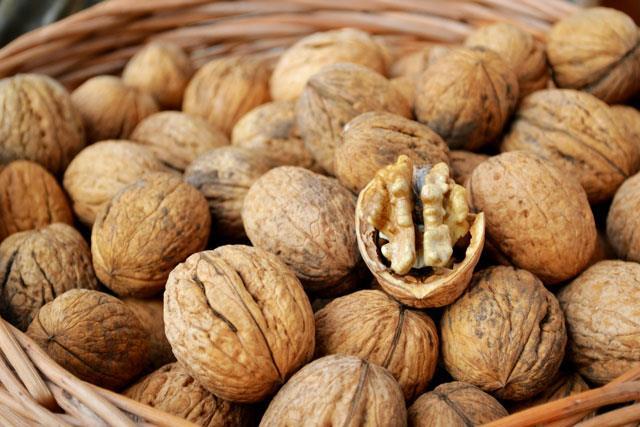 Tiroit ilalar ile ceviz    Ceviz ve dier lif bakmndan zengin yiyecekler tiroit ilalarnn emilimini engeller. Tiroit ilalarnda bulunan kimyasallarn emilmesi iin yatmadan hemen nce alnmas neriliyor.