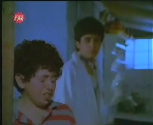 Yaln Avar, henz ocukken tant beyaz perdeyle. sve'te geen bir filmde 7 yandaki bir ocuu canlandryordu. Ama aslnda 15 yandayd.