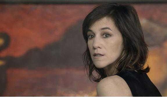 <p><b>Kardan Adam</b></p></p>  <p>Ynetmen: Tomas Alfredson</p>  <p>  Senaryo: Soren Sveistrup</p>  <p>  Oyuncular: Michael Fassbender, Rebecca Ferguson, Charlotte Gainsbourg, Chlo Sevigny</p>  <p>  Tr: Gerilim, Polisiye</p>  <p>  Mzik: Marco Beltrami</p>  <p>    Oslo'da Kasm ay balam, ilk kar yamtr. Birte Becker isimli iinden eve dnen bir kadn, eve dndnde ei ve olunun yapm olduu kardan adam grebilmek iin sabrszlanmaktadr. Ancak bir hayal krkl kapdadr; kardan adam yoktur. Ancak ksa bir sre sonra pencereden baktklarnda karlatklar grnt ise olduka tuhaftr. Darda kendilerine doru bakmakta olan bir kardan adam vardr! Ardndan yaanan cinayetler ve 'kardan adam' imzal mektuplar ise esrarengiz bir olaylar silsilesine neden olur...</p>