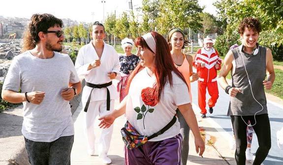 <p><b>Sen Kiminle Dans Ediyorsun?</b></p></p>  <p>Ynetmen: Burak Aksak</p>  <p>  Senaryo: Burak Aksak</p>  <p>  Oyuncular: Demet zdemir, Uraz Kayglarolu, Binnur Kaya, Okan abalar</p>  <p>  Tr: Komedi</p>  <p>  Sre: 111 dakika</p>  <p>  Annesiyle babasnn vefatndan sonra bir trl toparlayamayan, hayata dair sorunlar olan Aysel, yaad bunalml gnlerinden kurtulmak iin kendini dansa verir. Dans ile hayata geri tutunan Aysel, 'engl Dans Okulu'na dahil olarak yeni bir hayata merhaba der.</p>  <p>Burak Aksak'n yazp ynettii filmin barollerinde Binnur Kaya, Demet zdemir ve Uraz Kayglarolu yer alyor.</p>