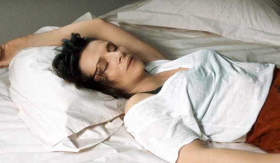 <p><b>imdeki Gne</b></p></p>  <p>Ynetmen: Claire Denis</p>  <p>  Senaryo: Christine Angot</p>  <p>  Oyuncular: Juliette Binoche, Xavier Beauvois, Philippe Katerine, Grard Depardieu</p>  <p>  Tr: Komedi, Romantik</p>  <p>  Mzik: Stuart A. Staples</p>  <p>  Sre: 94 dakika</p>  <p>  Isabelle, Paris'te yaayan bir ressamdr. Sanat olmann yan sra ayn zamanda boanm bir anne olan Isabelle, duygularnn hayatn ynlendirmesine izin veren, mutsuz ve kararsz bir kadndr. Dnyann en romantik ehrinde bile ak bulamaz. Ak hikyesindeki aktrler deise de sonular Isabelle iin hep ayndr: hayal krkl ve yalnzlk&#8230; Isabelle, arad mutluluu bulabilmesi iin nce yanl yerlere baktn fark eder ve yeniden ak aramaya koyulur...</p>  <p>Barollerini Juliette Binoche, Xavier Beauvois, Philippe Katerine'in paylat yapmn ynetmen koltuunda Claire Denis oturuyor. Filmin senaryosunda ynetmenle birlikte Christine Angot'un imzas var.</p>