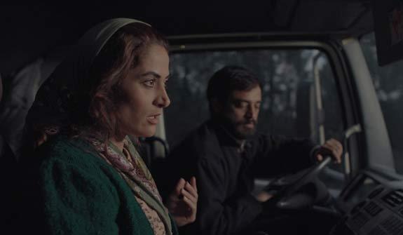 <p><b>Ayaz</b></p></p>  <p>Ynetmen: Dersu Yavuz Altun</p>  <p>  Senaryo: Dersu Yavuz Altun</p>  <p>  Oyuncular: Deniz Telek, zlem Akta, alar Tfeki, Umut Kele</p>  <p>  Tr: Dram, Gerilim</p>  <p>  Sre: 90 dakika</p>  <p>  Hasan, baka bir adamla kaan yengesini evresinin basksyla ldrr. Cezaevi srecinde yaptndan derin pimanlk duyarak akln yitirme noktasna gelir. Tek k yolu vardr; cezaevinden ktktan sonra annesini ldrd iin kimsesiz kalan ocuk Ayaz' yanna alarak onun yzn gldrmek. Kamyon ofr olan Hasan, Ayaz'la birlikte yolculuklara kmaya balar. Kocasndan kaarken ikilinin karsna kan Heln ve kk kz Hazal yolculuu kimsenin n gremeyecei noktalara tar.</p>