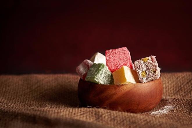 Yanl beslenme: Karbonhidrat ve ya oran yksek gdalar hzl kilo almaya yol ayor. Dk oranda lif ieren ve glisemik indeksi yksek gdalarn ar tketilmesi de sk sk ackmaya ve daha ok gda tketimine neden olduundan uzak durmak nemli. Sofra ekerinin bir sanayi rn olduu, fazla kullanmnn gereksiz kalori almna yol at bir gerek. Msr urubu vb. katk rnleri ile hazrlanan hazr gdalar, sakatat vb. hayvani artklarla desteklenen ilenmi et rnlerinin kalori ve ya yk beklenenin ok zerinde olduundan, bu tarz rnler salksz gdalar kapsamna giriyor. te yandan meyveler, meyve ekeri iermelerine ramen beraberinde youn liflerle alndndan ar tketilmedikleri srece zararl deil ancak suyunu skp tketmek yerine posasyla yemeye dikkat edin.