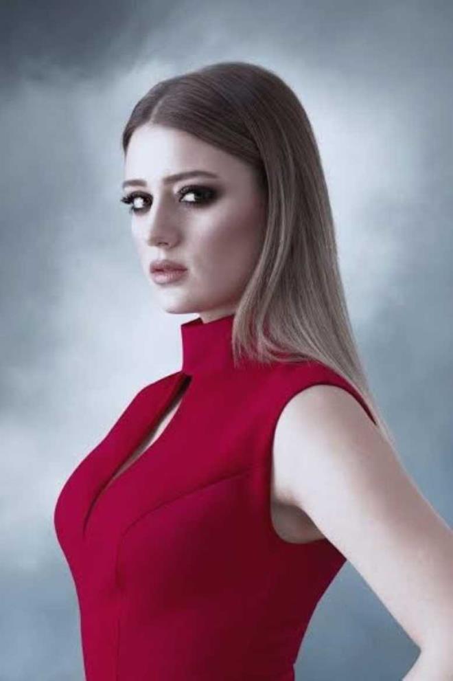 Gizem Karaca, baroln stlendii 'stanbul Sokaklar' dizisinden kovulduu haberleriyle gndeme geldi.