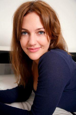 1,74 cm'lik boyu ile ekranlarn uzun boylu gzelleri arasnda yer alan Uzerli, 34 yanda.