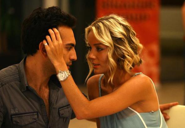 Kuzey Gney dizisinde canlandrd Banu karakteri ile dikkatleri zerine eken cil 35 yanda ve 1,75 boyunda.