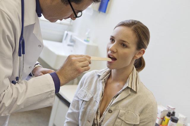 zellikle D vitamininin yksek doz kullanlmas toksisiteye sebep olup vcutta kalsiyum ykselmesine, iddetli halsizlikten bbrek ta oluumuna ok su ime ve ok idrara kma gibi ikayetlere neden olurken, A vitamini kontrolsz kullanm zellikle gebelerde doumsal anomalilere sebep olmaktadr. E ve K vitamini yksek doz kullanm ise phtlama sorunlarna yol amaktadr.