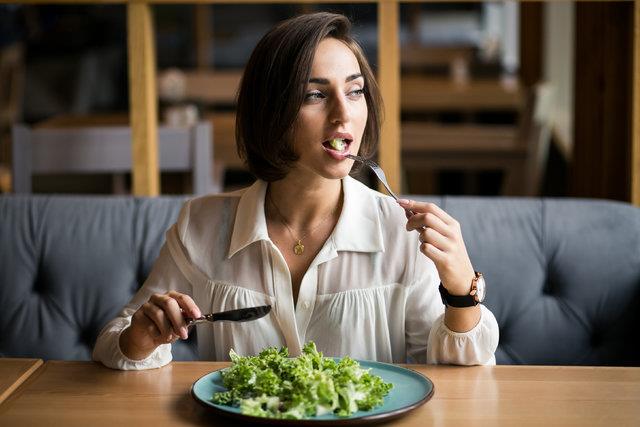 &#9679; Her grup besinden dengeli ve yeterli beslenin.