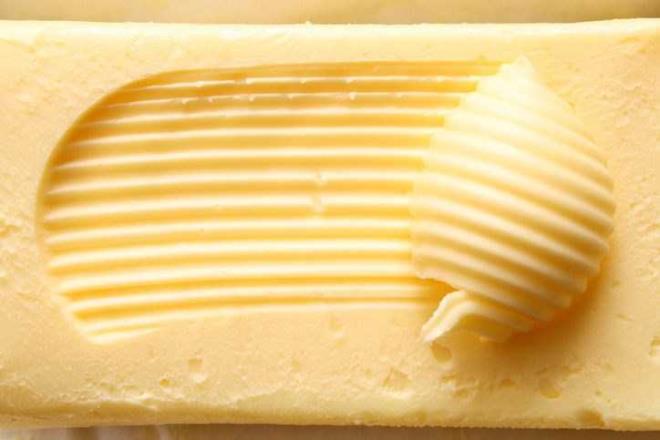 Tereya: Kahvaltda ve lezzet verici olarak yemeklerde sklkla kullanlan tereyann insan sal zerine nemli faydalar bulunmaktadr. erisinde antioksidan barndran tereya, vcutta bulunan serbest radikallerin olumsuz etkilerini azaltr. Barsak, mide gibi i organlarn saln olumlu ynde etkileyen tereya, kardiovaskuler rahatszlk riskini azaltr. Kas ve eklem arlarnn azalmasna yardmc olan tereya, kemik geliimini salar. Artrit oluma olasln da en aza indirir. Tereya, ierisinde yer alan A vitamini sayesinde de gz saln olumlu ynde etkiler ve cildi erken yalarda yalanma etkilerini ortadan kaldrr. Fakat ar alm sonucu tereya faydadan ok zarar getirecektir. lkemizde oka tketilen bir yadr. zellikle kalp ve damar hastal olanlarn doymu ya ieriinden dolay mutlaka kanmas gerekmektedir. Ar ya alm inslin direncini arttracandan diyabetli hastalarnda ar tketmemeye zen gstermeleri gerekmektedir. Yaklak %80 i ya olan bu besinin ar alm kilo almaya sebep olabilmekte ve uzun vadede birok kronik hastaln olumasnda etkili olabilecei bilinmektedir. Bu yzden tereya tketimini gnlk bir tatl ka ile snrlandrmal, hamur ilerinde pilav ve makarnada fazla kullanmndan kanlmaldr.