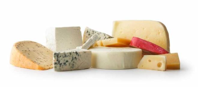 Peynir: Her sabah kahvalt sofralarmz, farkl eitleri ile ssleyen peynirin enerji ve besin deeri olduka yksektir. Peynir kalsiyum, B12 vitamini ve protein den olduka zengindir. erdii protein ve ya sebebiyle st grubunda deil et grubunda deerlendirilir. 30 gr yani 1 kibrit kutusu peynir, 1 kfte byklnde etle edeer besin ieriine sahiptir. Bu sebeple st, yourt sevmiyorum onlarn yerine peynir yiyorum dncesi yanl bir dncedir. Son zamanlarda kilo almann tek sebebi ekmek olarak kabul edilmektedir. Dier yiyeceklerin masum olduu dnlerek kahvaltda, aralarda ekmek yerine erez yer gibi bol miktarda tketilen yal peynirler kilo artna neden olmaktadr. erdii yksek kalori sebebiyle, diyet planlanrken peynir miktar snrl tutulmaldr.