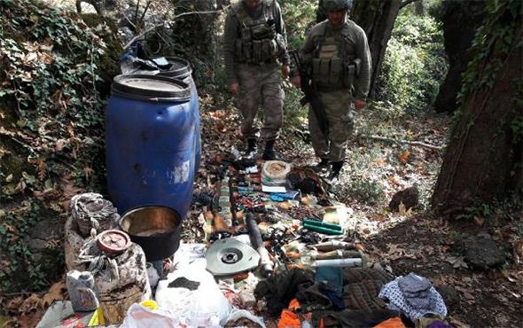 Osmaniye'de, Amanos Da eteklerinde terr rgt PKK'ya ait snak bulundu. Snakta plastik patlayc, 60 milimetrelik havan ve bu silahlara ait mhimmat ile yaam malzemeleri ele geirildi.