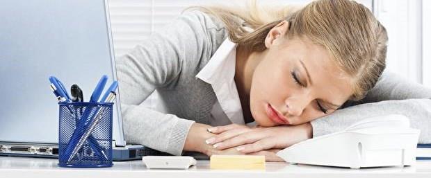 Kahvalt yapmamak: Kahvalt yapmamak vcudunuzun akam yemeinden itibaren beslenmemesi anlamna geliyor. Baka bir deyile yemek yemeseniz bile bir nceki besinlerden enerji alan vcut le yemeine kadar enerjisiz kalyor.