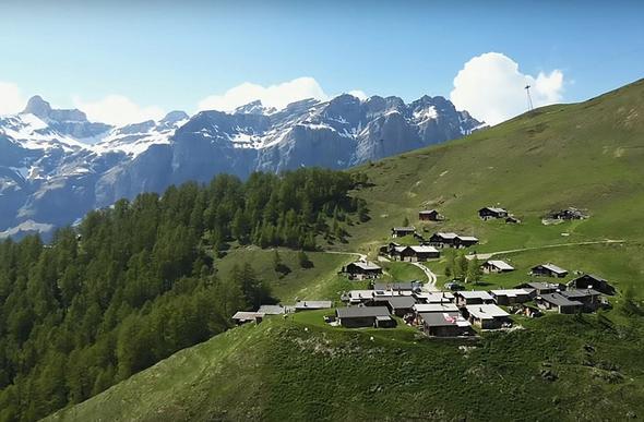 Fransa ve talya&#8217;yla komu Valais kantonunda bir da kasabas olan Albinen, merkeze uzak olmas sonucu youn g verdi. yle ki, azalan nfus ile birlikte kasabadaki tek okul dahi kapatld.