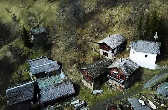 Da yamacna yaylm olan evler, tipik Valais mimarisini yanstyor.