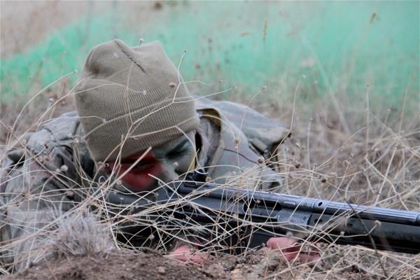 rencilerin 38 hafta sreyle eitim grdklerini ifade eden ardak, ilk aamada intibak eitimi verildiini, sonrasnda At Tatbikat Eitim Merkez Komutanlnda at ve terrle mcadele harekatnn temel prensiplerinin retildiini kaydetti.