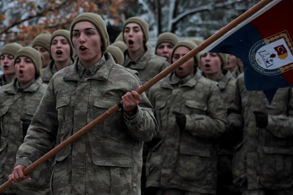 Kadnlarn hayatn pek ok noktasnda faaliyet gsterdiklerini dile getiren Demirci, &#8220;Biz jandarma olarak atalarmzdan, erife Baclardan grdmz, tarla eken, cepheye cephane tayan ecdadn torunlaryz. O kan damarlarmzda olduu srece her meslek dalnda olduu gibi jandarmada da elimizden gelenin en iyisini yapacaz&#8221; ifadelerini kulland.