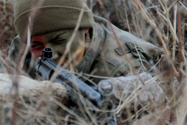 Bir dier aday Fadime Ula da, kiisel ve fiziksel olarak kendisini yeterli ve dayankl hissettii iin bu meslei setiini, niformay erefli bir ekilde tayacana inandn dile getirdi. Ula, her baarnn arkasnda bir zorluk olduunu, kendilerinin de bu zorlu eitim srelerinin stesinden gelip, grevlerini en iyi ekilde yapabilmek iin hazrlandklarn syledi.