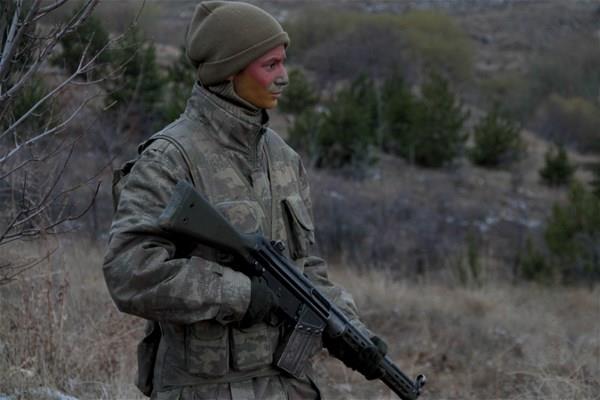 Birinci Astsubay Eitim Bl nc Takm Komutan Temen Alev Yiit, jandarma olmann cesaret ve dayankllk gerektirdiinin altn izerek, eitimlerde rencilere, &#8220;Zoru baarrz, imkansz zaman alr&#8221; parolasn verdiklerini aktard.
