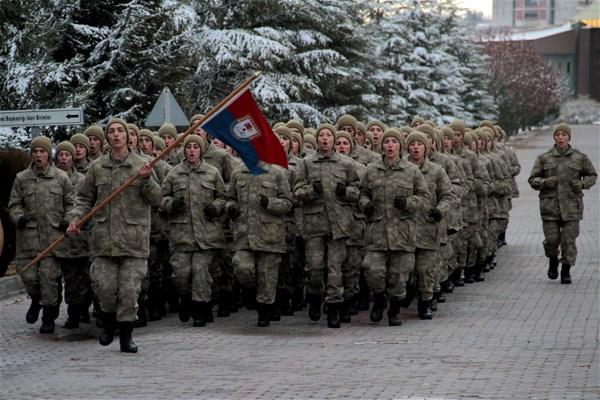Jandarma ve Sahil Gvenlik Akademisi kadn astsubay aday renciler, akademi yerlekesi ierisinde hem teorik bilgiler alyor hem de bu bilgileri sahada uygulama frsat yakalyor.