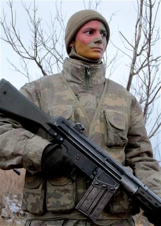 Bu aamalardan sonra temel eitim safhalar ve uan devam eden akademik eitim safhalarnn olduunu belirten ardak, &#8220;Akademik eitim safhasnda ileride greve baladklarnda kendilerine nemli bilgiler salayacak olan hukuk, kriminoloji ve gvenlik bilimlerine giri gibi eitli dersler, konunun uzman retmenler tarafndan rencilere aktarlmaktadr&#8221; dedi.