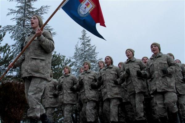 Astsubay aday Merve Demirci, kendilerini gelitirmek adna psikoloji dersleri, iaret dili, halk oyunlar, diksiyon dersleri ve sertifikal ilk yardm eitimleri gibi eitli eitimler grdklerini ifade etti.