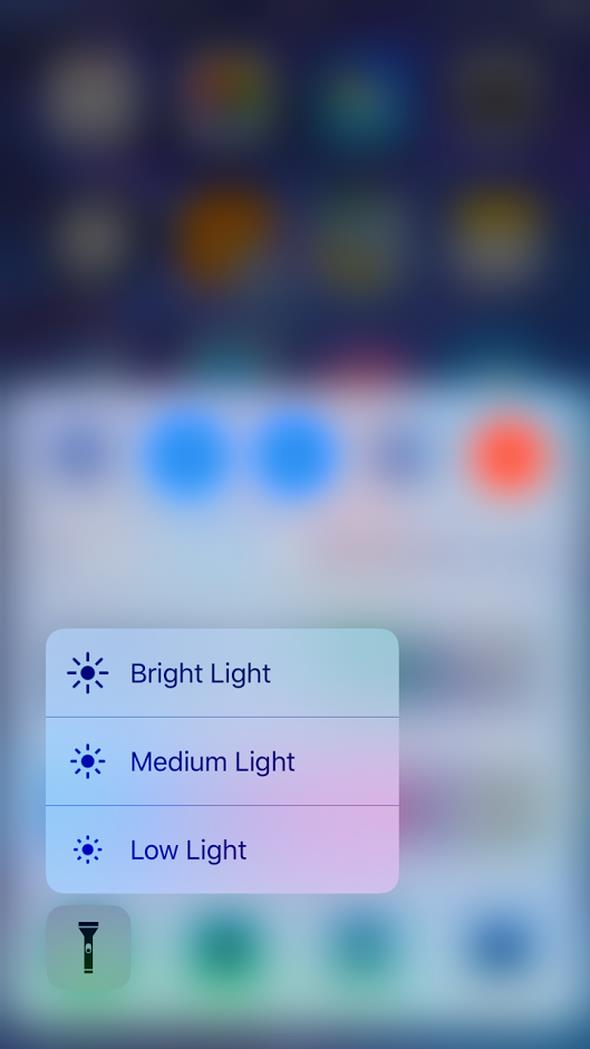 Bunun iin alt konsolu atktan sonra fener simgesine sert dokunun. 3D touch zelliini kullanarak fenerin n daha fazla aabildiimiz gibi, daha snk hale de getirebiliyoruz.