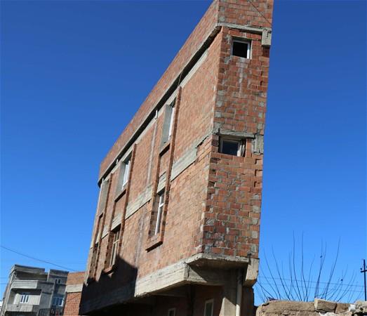 n blm sokaa, arka blm ise bo araziye bakan ince uzun bina, farkll ile herkesi artyor.