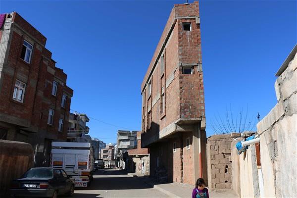 irinkuyu Mahallesi&#8217;nde, Selahattin Gl&#8217;e ait 3 katl bina farkl grntsyle dikkat ekiyor.