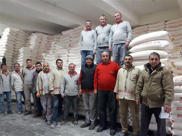 Sava ler&#8217;in i yerindeki herkes tarafndan ok sevildiini belirten i arkada Fikret Balkoca, "Ben 12 yldr burada alyorum. Ben en fazla 4 tane kaldrrm. Sava burann en kuvvetlisi. Daha nce ok kez iddiaya girdik ama onu yenemedik. Bizim bir arkada en son Sava&#8217;a &#8217;7 uval un tarsan 2 kilo baklava alacam&#8217; dedi. Sava&#8217;ta kaldrd. Sonra hep birlikte baklavay yedik" diye konutu.