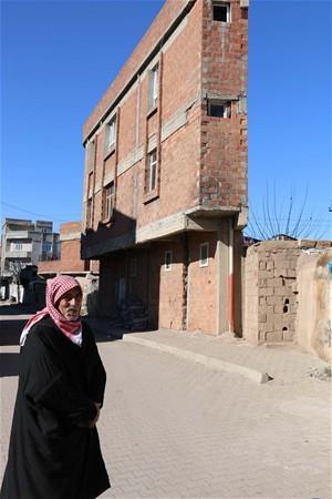 58 metre kare olduu renilen gen ekildeki arsasna yapt 3 katl binann her katnda 2 oda, tuvalet ve banyo bulunduu renildi.Grenleri artan binann sahibi Selahattin Gl, arsasnn gen ekilde olduunu belirterek, "58 metre kare arsamza binay ina ettik. Grenler ilk bakta aryor ama biz mutluyuz" dedi.