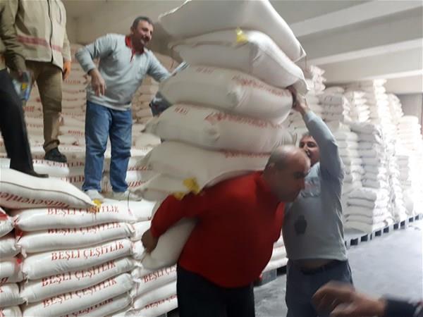 ki kiinin zorlukla kaldrp yerine koyduu 50 kilogramlk un uvallarn ise yerden tek eliyle alp rahat bir ekilde yerine koyan ler, "Ben burada 20 yldr alyorum. 43 yandaym ve 135 kiloyum. Biz bunu sklkla yaparz. Arkadalarla arada akalarz. En son tekrar arkadalarla &#8217;7 uval tayamazsn&#8217; iddiasna girdik. Bende kaldrdm ve 2 kilo baklava kazandm. Her eyin ba eim. Eim bizi iyi besliyor. zellikle yediim, kullandm bir ey yok" dedi.