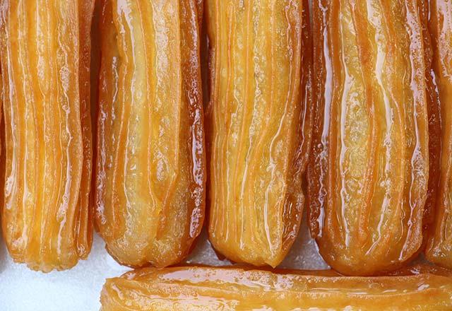 Kzgn atete pien tatllar kansere davetiye karyor i<p>    Kzgn yalar ierisinde pien tatllarn, ya mr ksa oluyor. Ancak ou yerde ucuz olarak satlan kzartlm tatllarn yalar uzun zaman deimiyor.i<p>    Bu durumda eitli kanser trlerine neden olarak sk tketildiinde salnz byk risk altna atabiliyor.