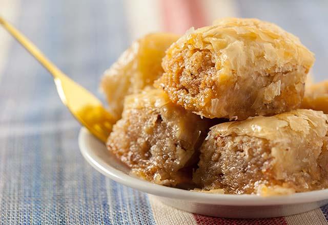 Antep fst yerine bezelye i<p>    Fstkl zannettiimiz ucuz baklavalarn ierisinde boyaya batrlm bezelye ve yer fst yer alabiliyor. Bezelye herhangi bir sorun tekil etmese de gda boyasna batrlm olan yer fst tketimi salk asndan olduka zararl.