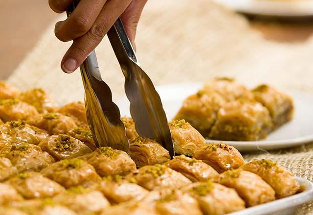 Fruktoz i<p>  Ucuz tatllarn hemen hemen hepsinde bulunan fruktoz vcut tarafndan tlemeyip direk ya oluyor.    i<p>  Bu madde obeziteye neden olabilecei gibi bulac hastalklar da beraberinde getiriyor.     Tm tatlandrclar arasnda abuk bir ekilde yaa dnebilen en nemli madde fruktozdur